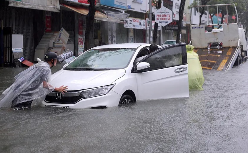 Phân biệt xe bị thủy kích và bị ngập nước: Kỹ năng giúp bạn tránh bị 'chặt chém' mùa mưa bão