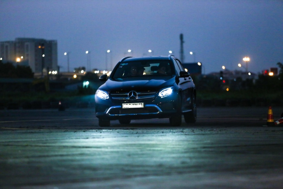 Có gì 'hot' với các công nghệ hỗ trợ lái xe ban đêm của Mercedes-Benz ?