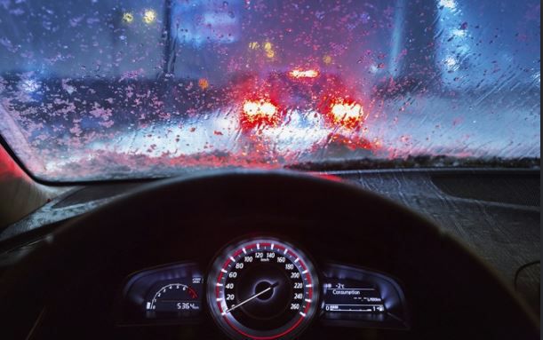 Mẹo xử lý những sự cố thường gặp khi lái xe trời mưa
