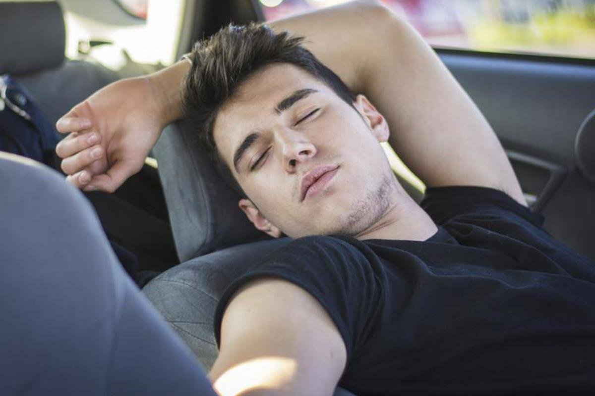 Ngủ trong xe ô tô: Có an toàn hay không?